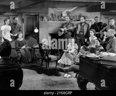 Brian Donlevy, Ruth Pickard Colwell, Ethel Griffies, Mary Howard, Ian Hunter, Obed 'Bubb' Pickard Jr., James Pickard, Leila May Pickard, Ann Pickard Rhea, sur le plateau du film WESTERN 'Billy the Kid', MGM, 1941 Banque D'Images