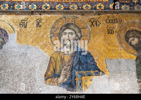 Mosaïque Deesis de Jésus Christ Pantocrator achevée vers 1261-1300 et située dans la galerie supérieure de Sainte-Sophie, Istanbul, Turquie. Photographie prise en mars 2024. Banque D'Images