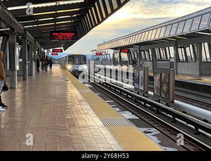 Oakland, CA - 15 janvier 2024 : le train Rapid transit de la baie de San Francisco, appelé BART, transporte les navetteurs vers leurs destinations à San Francisco, Banque D'Images