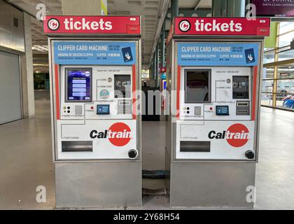 San Francisco, CA - 15 janvier 2024 : distributeurs automatiques de billets de train CAL à la 4e et à la gare de King Street. Une ligne de train de banlieue californienne desservant le San Fran Banque D'Images