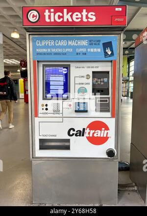 San Francisco, CA - 15 janvier 2024 : distributeurs automatiques de billets de train CAL à la 4e et à la gare de King Street. Une ligne de train de banlieue californienne desservant le San Fran Banque D'Images