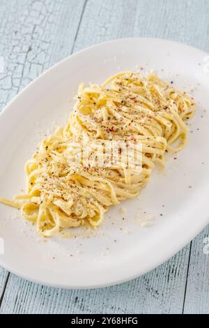 Portion de Cacio E Pepe - pâtes avec fromage et poivre Banque D'Images