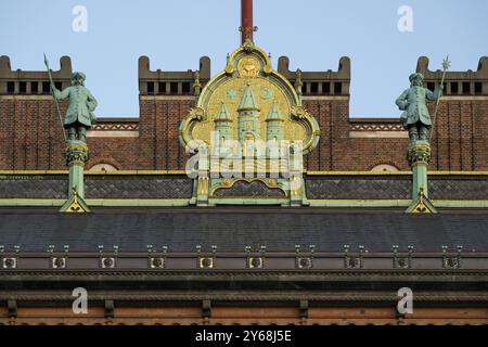 Armoiries dorées de la ville, hôtel de ville dans le style romantique national par Martin Nyrop, place de l'hôtel de ville, Rathausplatz ou Radhuspladsen, Copenhague, Denm Banque D'Images