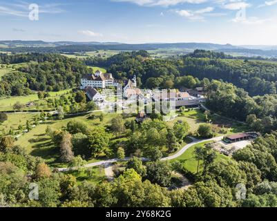 Vue aérienne du château de Langenstein près d'Eigeltingen avec terrain de golf environnant, Hegau, quartier de Constance, Bade-Wuertemberg, Allemagne, Europe Banque D'Images