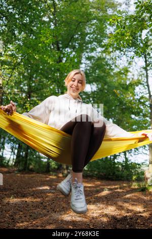 Hamac aux couleurs vives comme une retraite confortable dans les bois Banque D'Images