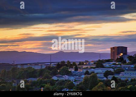 Glasgow, Écosse, Royaume-Uni. 24 septembre 2024. Météo Royaume-Uni : lumière rouge du coucher de soleil sur la ville. Au nord-ouest, clydebank et le pont erskine avec la péninsule ouest des Highlands cowal en arrière-plan. Crédit Gerard Ferry/Alamy Live News Banque D'Images