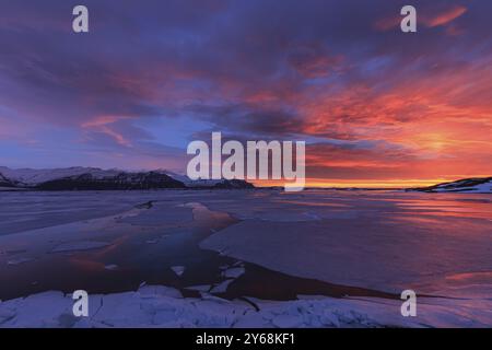 Aube sur le lac gelé et les montagnes, hiver, Joekulsarlon, Vatnajoekull, Islande, Europe Banque D'Images