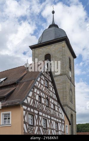 Maison médiévale à colombages et tour de l'église paroissiale protestante, Betztenstein, haute-Franconie, Bavière, Allemagne, Europe Banque D'Images