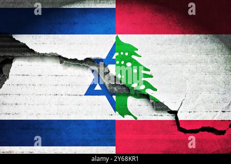 FOTOMONTAGE, Fahnen von Israel und dem Libanon mit Riss, Symbolfoto Nahostkonflikt *** PHOTOMONTAGE, drapeaux d'Israël et du Liban avec larmes, photo symbolique conflit au moyen-Orient Banque D'Images