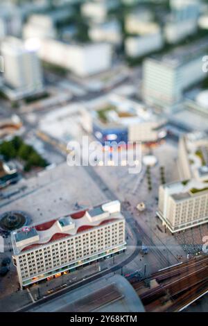 La perspective aérienne de l'Alexanderplatz capture un effet de miniaturisation unique, mettant en valeur le cœur vibrant de Berlin. Banque D'Images