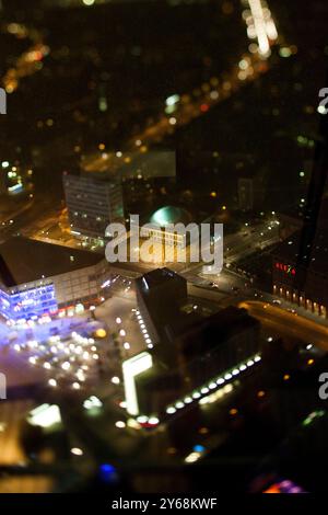 Berlin, Allemagne, juillet 27 2009, le quartier animé de l'Alexanderplatz à Berlin apparaît miniature la nuit, avec des rues illuminées et des monuments capturés Banque D'Images