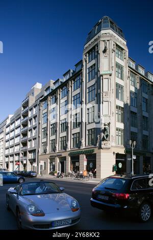 Berlin, Allemagne, juillet 27 2009, le bâtiment frappant se dresse bien en vue à l'intersection de la Friedrichstrasse et de la Kronentrasse, mettant en valeur l'Ar unique Banque D'Images