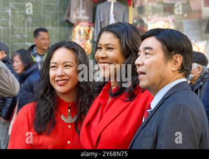 San Francisco, CA - 6 février 2024 : le maire de Londres pose avec des électeurs pour des photos à Chinatown après la conférence de presse qui s'y est tenue. Banque D'Images