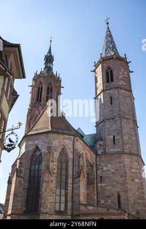 Les tours jumelles de Villingen Minster dans le centre historique de la vieille ville de Villingen, Villingen-Schwenningen, quartier de la Forêt-Noire, Bade-Wuerttemberg, Banque D'Images