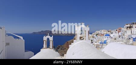 Vue sur la ville d'Oia au bord du cratère, Santorin, Cyclades, île grecque, Grèce, Europe Banque D'Images