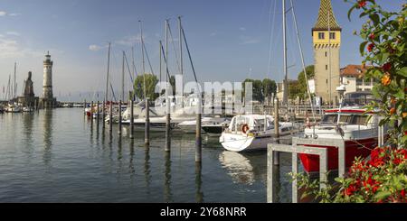 Port avec lion bavarois, phare et tour de l'homme, Lindau, lac de Constance, Bavière, Allemagne, Europe Banque D'Images