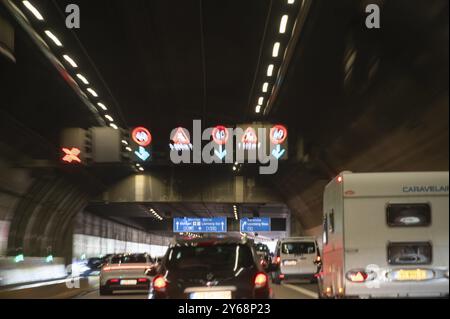 Panneaux de signalisation dans un tunnel autoroutier, Bade-Wuertemberg, Allemagne, Europe Banque D'Images