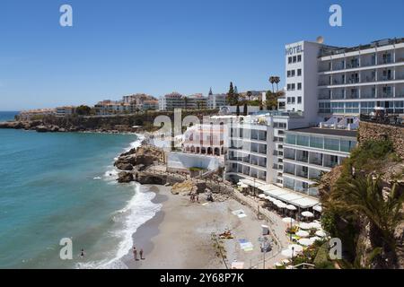 Hôtel près de la mer avec plage et rochers sous un ciel bleu, Hôtel balcon de Europa, plage de sable Playa el salon, Nerja, province de Malaga, Malaga, Costa de Banque D'Images