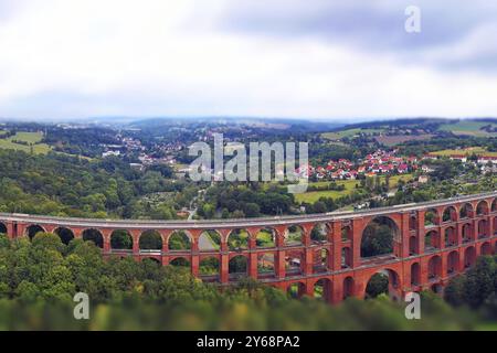 Vue aérienne du pont de la vallée de Goeltzsch, un impressionnant viaduc de briques qui s'étend majestueusement sur la vallée de Goeltzsch. Le pont se compose de seve Banque D'Images