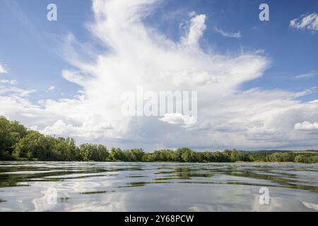 Un large lac sous un ciel ouvert avec des formations de nuages spectaculaires et de l'eau calme, Markelfingen, Markelfingerwinkel, Untersee, lac de Constance, constance dis Banque D'Images