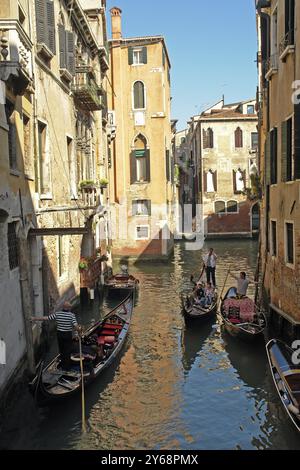 Venise, Grand canal Italie gondoles étroites Banque D'Images