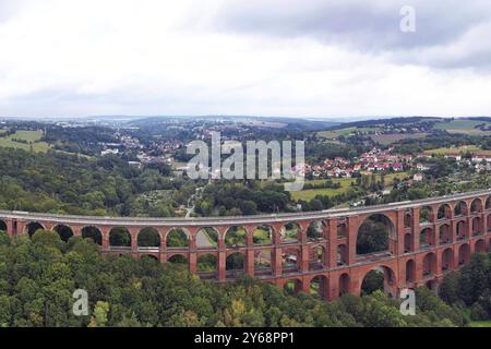 Vue aérienne du pont de la vallée de Goeltzsch, un impressionnant viaduc de briques qui s'étend majestueusement sur la vallée de Goeltzsch. Le pont se compose de seve Banque D'Images