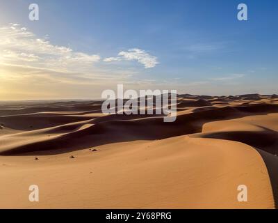 Mer de dunes de sable, Erg Chegaga, Maroc Banque D'Images