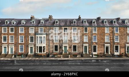 Vue panoramique de maisons victoriennes exclusives de quatre étages dans un quartier exclusif d'une ville britannique appelée Millionaire's Row avec espace de copie Banque D'Images