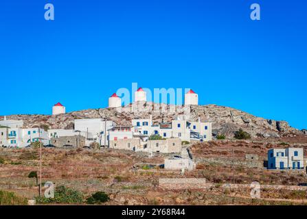 L'horizon de Chora d'Amorgos, situé dans le centre de l'île, surplombant la mer Égée. Maisons blanchies à la chaux et moulins à vent. Banque D'Images