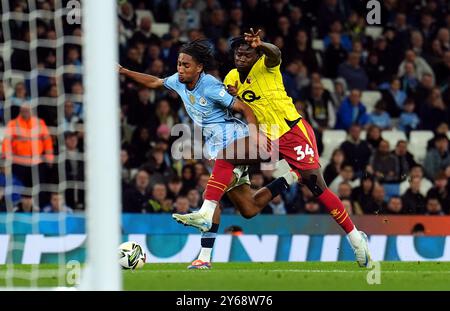 Le Kwadwo Baah de Watford défie le Kaden Braithwaite de Manchester City lors du match de troisième tour de la Carabao Cup à l'Etihad Stadium de Manchester. Date de la photo : mardi 24 septembre 2024. Banque D'Images