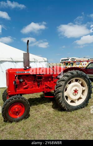 Un tracteur Nuffield 460 rouge lors du rallye de véhicules classiques d'Ackworth, West Yorkshire Royaume-Uni en 2005 Banque D'Images