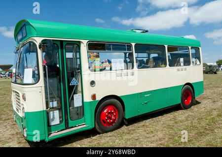 Un mini-bus Bristol (BLMC) vintage de 1976 circule autour de l'anneau d'affichage à Ackworth Classic Vehicle Rally, West Yorkshire Royaume-Uni en 2005 Banque D'Images