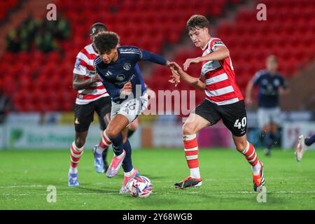 Doncaster, Angleterre, Royaume-Uni, le 24 septembre 2024. L'attaquant Ethan Wheatley (36) combat avec le défenseur des Doncaster Rovers Kasper Williams (40) lors du match de Bristol Street Motors Round 1 des Doncaster Rovers FC contre Manchester United FC U21 au stade Eco-Power, Doncaster, Angleterre, Royaume-Uni le 24 septembre 2024 Credit : Every second Media/Alamy Live News Banque D'Images