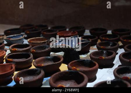 Des lampes à huile d'argile artisanales ou karthikai deepam sont prêtes pour les festivals de diwali et karthikai Banque D'Images