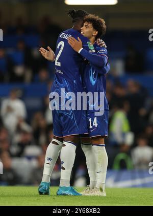 Londres, Royaume-Uni. 24 septembre 2024. Joao Felix (R) de Chelsea célèbre avec Axel Disai après avoir marqué 3-0 lors du match de la Carabao Cup à Stamford Bridge, Londres. Le crédit photo devrait se lire : Paul Terry/Sportimage crédit : Sportimage Ltd/Alamy Live News Banque D'Images