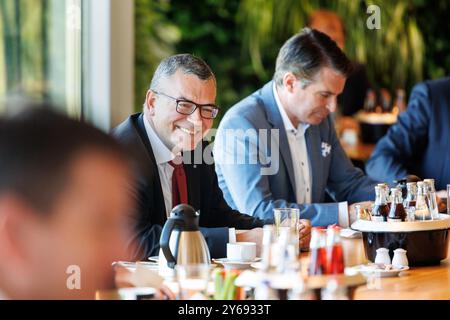 Munich, Allemagne. 24 septembre 2024. Florian Herrmann (CSU), chef de la Chancellerie d'État de Bavière, siège à son siège au début d'une réunion du cabinet à la Chancellerie d'État de Bavière à Munich (Bavière) le 24 septembre 2024. Crédit : Matthias Balk/dpa/Alamy Live News Banque D'Images