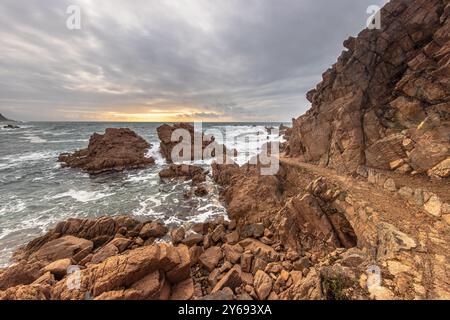 Sentier à travers les rochers sur la côte de la mer Méditerranée à Rosamar. Costa Brava, Catalogne, Espagne. Banque D'Images