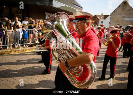 Joueur de tuba dans une fanfare portant une chemise rouge, procession du carnaval de Ringwood, 2024, Hampshire Banque D'Images