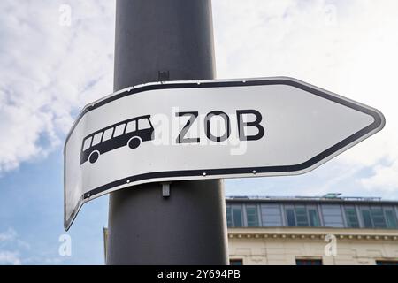 Munich, Bavière, Allemagne - 23 septembre 2024 : un panneau indique la direction de la gare routière centrale ZOB à Munich *** Ein Wegweiser Zeigt à Richtung ZOB Zentraler Omnibusbahnhof à München Banque D'Images