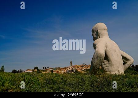 Les sculptures du Teatro del Silenzio, parc à thème, Lajatico, province de Pise, Toscane, Italie Banque D'Images