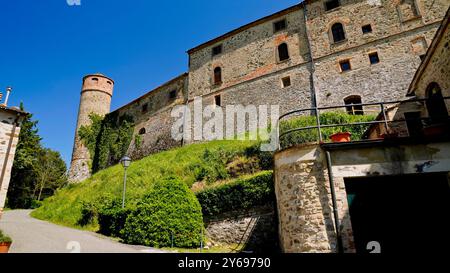 Village médiéval de Montegemoli, province de Pise, Toscane, Italie Banque D'Images