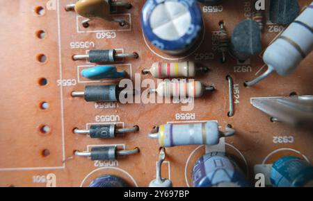 Carte de circuit électronique analogique. Intérieur d'un appareil industriel. Axé sur les résistances électriques. Banque D'Images