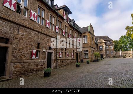 Schloss Broich am Westufer der Ruhr nahe der Innenstadt, die Befestigungsanlage ist in Teilen der frühmittelalterliche erhaltene älteste Wehrbau der späten Karolingerzeit nördlich der Alpen, heute Museum und Event Location, in Mülheim an der Ruhr, NRW, Deutschland Schloss Broich *** Château de Broich sur la rive ouest de la Ruhr près du centre-ville, la fortification est en partie la plus ancienne fortification médiévale préservée de la plus ancienne période ingienne, aujourd'hui, musée et aujourd'hui au nord des Alpes carolingiennes Mülheim an der Ruhr, NRW, Allemagne Château de Broich Banque D'Images