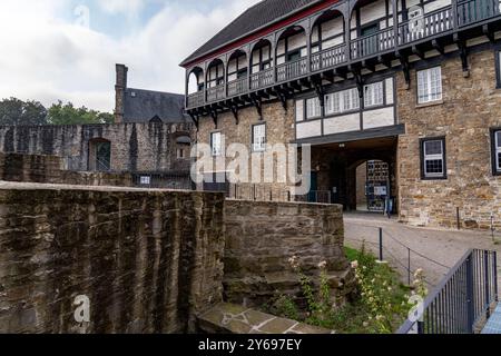 Schloss Broich am Westufer der Ruhr nahe der Innenstadt, die Befestigungsanlage ist in Teilen der frühmittelalterliche erhaltene älteste Wehrbau der späten Karolingerzeit nördlich der Alpen, heute Museum und Event Location, in Mülheim an der Ruhr, NRW, Deutschland Schloss Broich *** Château de Broich sur la rive ouest de la Ruhr près du centre-ville, la fortification est en partie la plus ancienne fortification médiévale préservée de la plus ancienne période ingienne, aujourd'hui, musée et aujourd'hui au nord des Alpes carolingiennes Mülheim an der Ruhr, NRW, Allemagne Château de Broich Banque D'Images