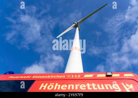 Höhenretter der Berufsfeuerwehr Gelsenkirchen üben das Abseilen von einer Windenereanlage, aus 110 Metern Höhe, nach der Rettung einer verunfallten person vom Maschinenhaus, Gladbeck, NRW, Deutschland, Höhenrettung *** les secouristes en hauteur du service d'incendie de Gelsenkirchen pratiquent le rappel à partir d'une éolienne d'une hauteur de 110 mètres après avoir sauvé une victime d'un accident de la nacelle, Gladbeck, Allemagne Banque D'Images