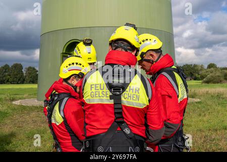 Höhenretter der Berufsfeuerwehr Gelsenkirchen üben das Abseilen von einer Windenereanlage, aus 110 Metern Höhe, nach der Rettung einer verunfallten person vom Maschinenhaus, Gladbeck, NRW, Deutschland, Höhenrettung *** les secouristes en hauteur du service d'incendie de Gelsenkirchen pratiquent le rappel à partir d'une éolienne d'une hauteur de 110 mètres après avoir sauvé une victime d'un accident de la nacelle, Gladbeck, Allemagne Banque D'Images