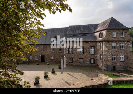 Schloss Broich am Westufer der Ruhr nahe der Innenstadt, die Befestigungsanlage ist in Teilen der frühmittelalterliche erhaltene älteste Wehrbau der späten Karolingerzeit nördlich der Alpen, heute Museum und Event Location, in Mülheim an der Ruhr, NRW, Deutschland Schloss Broich *** Château de Broich sur la rive ouest de la Ruhr près du centre-ville, la fortification est en partie la plus ancienne fortification médiévale préservée de la plus ancienne période ingienne, aujourd'hui, musée et aujourd'hui au nord des Alpes carolingiennes Mülheim an der Ruhr, NRW, Allemagne Château de Broich Banque D'Images