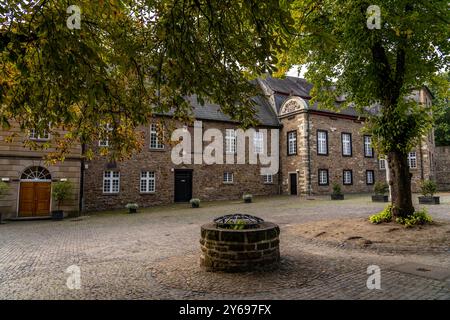 Schloss Broich am Westufer der Ruhr nahe der Innenstadt, die Befestigungsanlage ist in Teilen der frühmittelalterliche erhaltene älteste Wehrbau der späten Karolingerzeit nördlich der Alpen, heute Museum und Event Location, in Mülheim an der Ruhr, NRW, Deutschland Schloss Broich *** Château de Broich sur la rive ouest de la Ruhr près du centre-ville, la fortification est en partie la plus ancienne fortification médiévale préservée de la plus ancienne période ingienne, aujourd'hui, musée et aujourd'hui au nord des Alpes carolingiennes Mülheim an der Ruhr, NRW, Allemagne Château de Broich Banque D'Images