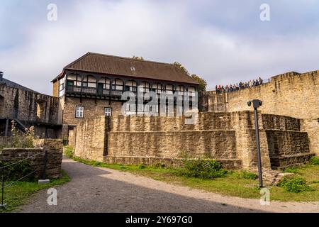 Schloss Broich am Westufer der Ruhr nahe der Innenstadt, die Befestigungsanlage ist in Teilen der frühmittelalterliche erhaltene älteste Wehrbau der späten Karolingerzeit nördlich der Alpen, heute Museum und Event Location, in Mülheim an der Ruhr, NRW, Deutschland Schloss Broich *** Château de Broich sur la rive ouest de la Ruhr près du centre-ville, la fortification est en partie la plus ancienne fortification médiévale préservée de la plus ancienne période ingienne, aujourd'hui, musée et aujourd'hui au nord des Alpes carolingiennes Mülheim an der Ruhr, NRW, Allemagne Château de Broich Banque D'Images