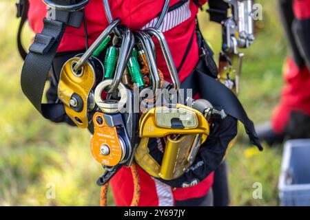 Ausrüstung der Höhenretter der Berufsfeuerwehr Gelsenkirchen, sie üben das Abseilen von einer Windenereanlage, aus 110 Metern Höhe, nach der Rettung einer verunfallten person vom Maschinenhaus, Gladbeck, NRW, Deutschland, Höhenrettung *** équipement des sauveteurs en hauteur du service d'incendie de Gelsenkirchen, pratiquant la descente en rappel à partir d'une éolienne d'une hauteur de 110 mètres après avoir sauvé une victime d'une victime d'un accident, Gladbeck, Allemagne Banque D'Images